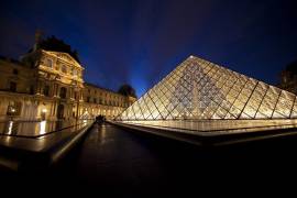 Vista de la pirámide de cristal, entrada al Museo del Louvre de París (Francia), convertida en uno de los iconos de la ciudad. EFE/IAN LANGSDON