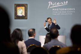 Oliver Barker, subastador y presidente de Sotheby's Europa, declara la venta del cuadro Femme au béret rouge-orange de Pablo Picasso, durante una subasta en el hotel Bellagio, de Las Vegas. AP/Ellen Schmidt