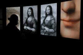 Un hombre observa la exposición ‘Leonardo y la copia de Mona Lisa’ en el Museo del Prado que explica la investigación que el museo ha hecho sobre la copia de la Mona Lisa que atesora y que fue pintada por uno de los discípulos de Leonardo Da Vinci. EFE/Fernando Alvarado
