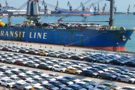 Un barco cargado con vehículos para exportación en un puerto de Yantai, en la provincia de Shandong, en el este de China, el miércoles 6 de marzo de 2024.