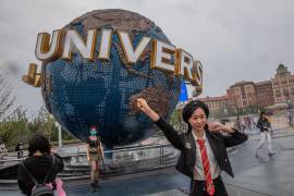 Una visitante posa en la entrada de Universal Studios Beijing el día su inauguración oficial. Universal Studios Beijing abrió oficialmente el 20 de septiembre y es el quinto parque temático de la marca Universal Studios del mundo. EFE/EPA/Roman Pilipey