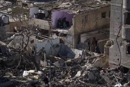 ARCHIVO - Palestinos observan la destrucción después de un ataque israelí en edificios residenciales y una mezquita en Rafah, en la Franja de Gaza, el 22 de febrero de 2024. (AP Foto/Fatima Shbair, archivo)
