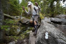 M.J. Eberhart, de 83 años, camina entre unas rocas mientras desciende el monte Hayes en el Sendero de los Apalaches, el domingo 12 de septiembre de 2021, en Gorham, Nueva Hampshire. AP/Robert F. Bukaty