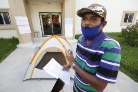 Trabajador de la Normal Superior de Saltillo va a huelga de hambre; le rebajan el ¡90 por ciento de su sueldo!