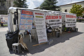 En huelga de hambre profes que mantienen plantón en la Plaza de Armas de Saltillo
