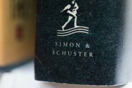 Un libro publicado por Simon &amp; Schuster se exhibe en Tigard, Oregón. Un juez federal bloqueó la propuesta de compra de Simon &amp; Schuster por parte de Penguin Random House.