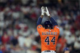El cubano Yordan Álvarez, de los Astros de Houston, festeja luego de conectar un sencillo productor ante los Rangers de Texas en el cuarto juego de la Serie de Campeonato de la Liga Americana.
