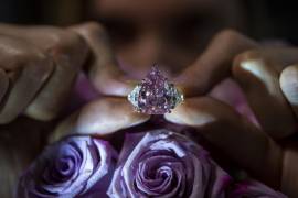 Una empleada de Christie's muestra un diamante rosa de 18 quilates llamado The Fortune Pink en Ginebra, Suiza.