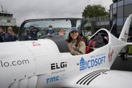 La adolescente belga-británica Zara Rutherford saluda desde su avión Shark Ultralight antes de despegar en el aeródromo de Kortrijk-Wevelgem en Wevelgem, Bélgica. AP/Virginia Mayo