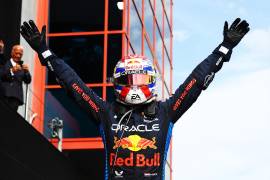 Max Verstappen celebrando su victoria número 59 en Fórmula 1 tras resistir la presión de Lando Norris.