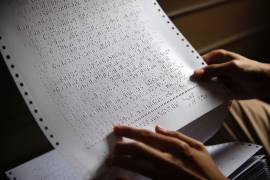 Un trabajador revisa un texto en sistema Braille en Yakarta, Indonesia. EFE/EPA/Adi Weda