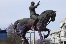 “Ojalá se quedara así como testimonio”, creador de escultura celebra que mujeres la hayan vandalizado