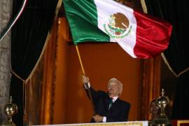 AMLO ondeando la bandera de México ante Grito de Independencia