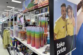 Artículos del mes del Orgullo de la comunidad LGBTQ+ en una tienda de Target en Nashville, Tennessee.