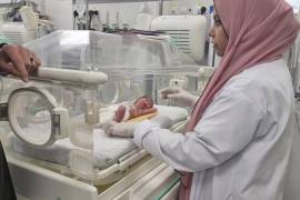 Una niña palestina, Sabreen Jouda, que nació prematuramente después de que su madre muriera en un ataque israelí junto con su marido y su hija, en una incubadora en el hospital emiratí de Rafah.