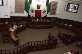 El proceso se basa en el Artículo 75 del Código Municipal de Coahuila, que establece como causa de revocación de mandato las ausencias injustificadas a sesiones de Cabildo de forma continua.