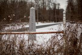 Un simple poste señala la frontera de Estados Unidos con Canadá, en Champlain, Nueva York, el 24 de enero de 2024.