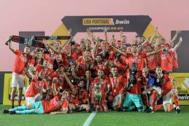 Benfica celebró por primera vez en cuatro años el título de Liga por encima del histórico Porto.
