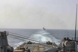 El destructor USS Gravely y el portaaviones USS Eisenhower enviaron helicópteros en ayuda al mercante Maersk Hanzghou, que era atacado por barcos de los hutíes de Yemen.