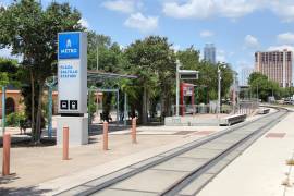 La estación de tranvía Plaza Saltillo Station, ubicada en el corazón de Austin, refleja el vínculo especial entre las dos ciudades hermanas.
