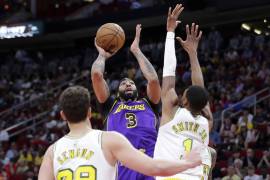Anthony Davis, de los Lakers de Los Ángeles, dispara entre Alperen Sengun y Jabari Smith Jr., de los Rockets de Houston.