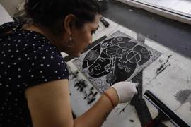 La artista trabajó algunas de las piezas en su residencia en el taller de gráfica La Ceiba y terminó de imprimir otras en el taller Elena Huerta del Museo de Artes Gráficas.