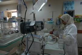 Una doctora palestina atiende a un bebé prematuro en el Hospital de Al-Aqsa, en Deir al Balah, Franja de Gaza, el domingo 10 de diciembre de 2023.