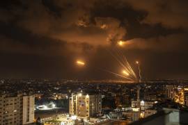 Ataque. De acuerdo con un comunicado de Gaza, Israel bombardeó la Franja de Gaza, matando a por lo menos 10 personas, incluida una niña de 5 años y un líder miliciano, además de causar heridas a otras 55.
