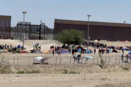 Decenas de migrantes, en su mayoría venezolanos, montaron un campamento ahora frente al muro fronterizo que divide El Paso, Texas, y Ciudad Juárez.