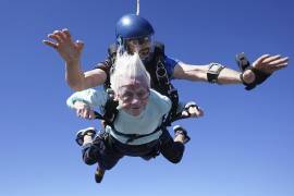 Dorothy Hoffner, de 104 años, durante un salto en paracaídas en tandem con Derek Baxter que la convirtió en la persona más mayor del mundo en hacerlo, el 1 de octubre de 2023, en Skydive Chicago, en Ottawa, Illinois.