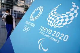 Una mujer camina cerca de un canto de los Juegos Olímpicos y Paralímpicos de Tokio 2020 en Tokio. Los Juegos Paralímpicos de Tokio comienzan el 24 de agosto en una ceremonia en el Estadio Nacional de Tokio. AP/Eugene Hoshiko