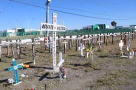 En San Juan de Sabinas, cruces de madera fuerOn instaladas en memoria a los 63 mineros que quedaron atrapados desde el 2006.