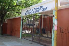 Vecinos de la colonia Fedérico Berrueto Ramón, denuncian plaga de garrapatas en la Escuela Baldomero de León Tovar.