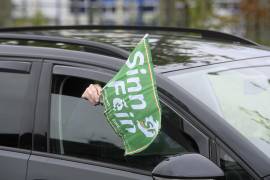 Los voluntarios de Sinn Fein preparan un auto de sondeo en Glen Road en Belfast, Irlanda del Norte.