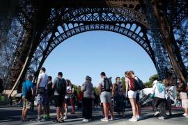 Así es cómo los turistas visitan la Torre Eiffel con restricciones por la pandemia del coronavirus en Francia (fotos)