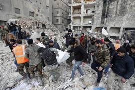 Socorristas sacan el cuerpo de una víctima de un edificio destruido en Aleppo, Siria.