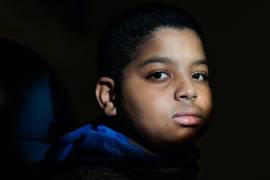 Aissam Dam, de 11 años, la primera persona en recibir terapia génica en EE.UU. para la sordera congénita, en el Children’s Hospital de Filadelfia