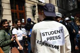 Un estudiante de periodismo de Columbia muestra su cartel mientras cubre los eventos en Hamilton Hall en la Universidad de Columbia en Nueva York.
