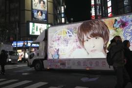 Un vehículo promocional de un ‘Host Club’ recorre Kabukicho, Shinjuku en Tokio, Japón.