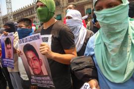 Estudiantes de la Normal de Ayotzinapa, se manifestaron lanzando petardos y cohetones a la fachada del Palacio Nacional, tras liberación de ocho militares involucrados en desaparación de los 43 normalistas.