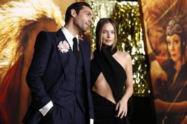 El actor mexicano Diego Calva (izquierda) y la australiana Margot Robbie están nominados por ‘Babylon’, y tienen esperanza de ganar alguno de los Globos de Oro.