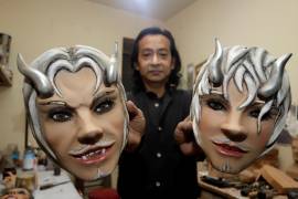 Adrián Becerra es un artesano que lleva décadas creando máscaras de madera que son utilizadas este febrero en los carnavales de los huehues del estado de Puebla EFE/Hilda Ríos
