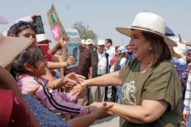 La candidata presidencial Xóchitl Gálvez del PAN, PRI y PRD anuncia propuestas educativas durante su visita a San Baltazar Temaxcalac