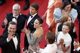Tom Cruise (c) y los miembros del elenco y el equipo llegan para la proyección de ‘Top Gun: Maverick’ durante la 75ª edición del Festival de Cine de Cannes, en Cannes, Francia.