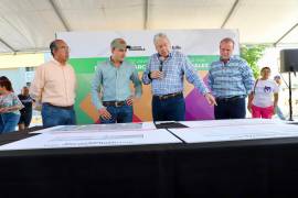 El alcalde José María Fraustro Siller explica los pormenores del proyecto de pavimentación del par vial Zarco-Otilio González.