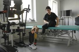 Yana Stepanenko, de 12 años perdió ambas piernas en un ataque ruso contra la estación de tren de Kramatorsk hace dos años.