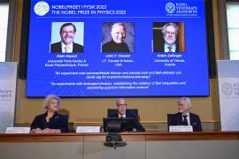 Miembros del Comité Nobel de Física, anuncian los ganadores del Premio Nobel de Física 2022 durante una conferencia de prensa en la Real Academia Sueca de Ciencias en Estocolmo, Suecia.