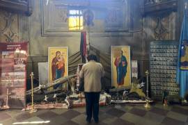 Instalación en memoria de los caídos en la guerra de Ucrania en una iglesia de Leópolis.