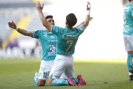 Víctor Dávila (d) y Ángel Mena (i) de León celebran un gol ante Atlas, durante un partido de la jornada 11 del torneo Clausura 2023.