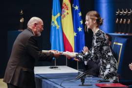 La princesa Leonor (d) entregó el galardón al arqueólogo mexicano Eduardo Matos Moctezuma (i), Premio Princesa de Asturias de Ciencias Sociales 2022 en el Teatro Campoamor de Oviedo.